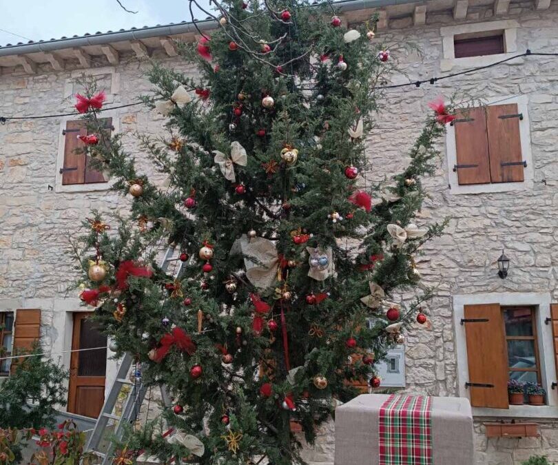 Izrada ukrasa za bor na placi u Krnici