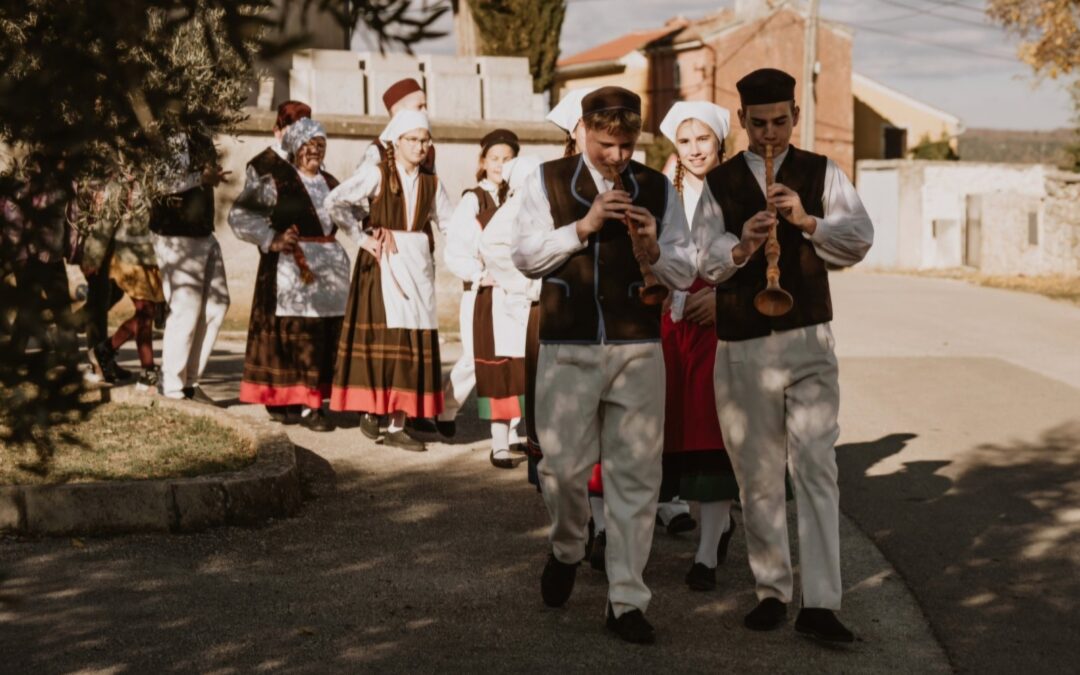 Obilježena 120. obljetnica otvorenja Družbine škole svetog Ćirila i Metoda u Raklju i 120.     obljetnica polaska u školu malog Mihe Mirkovića, kasnije Mije Mirkovića-Mate Balote